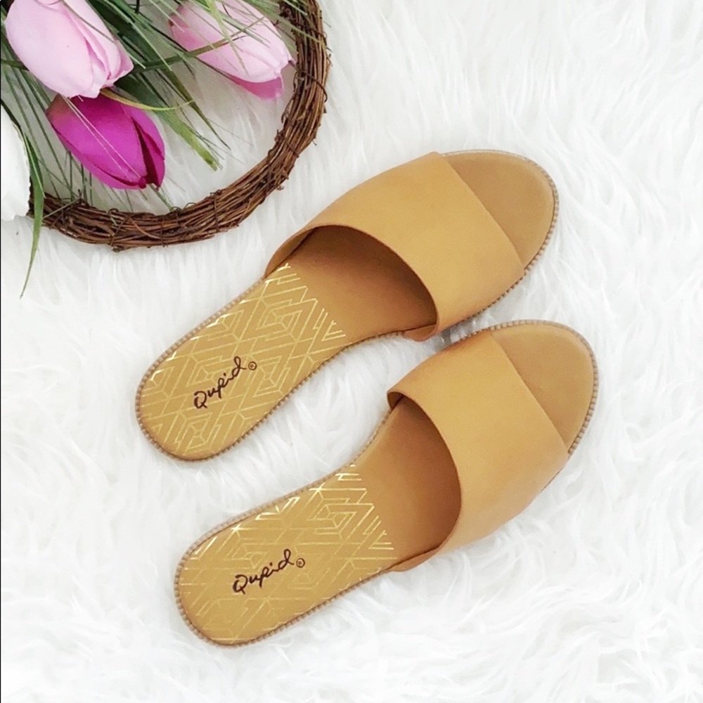 Oh-so-chic Tan Slide Sandals